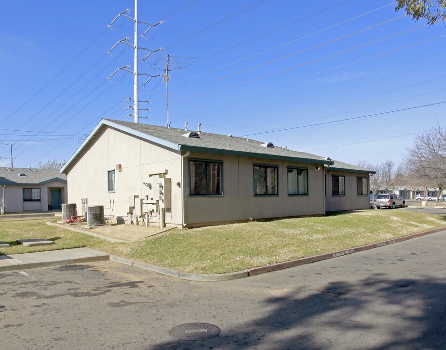 Martin Luther King Jr. Village in Sacramento, CA - Foto de edificio