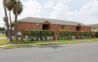Summit Courtyard Apartments in McAllen, TX - Building Photo