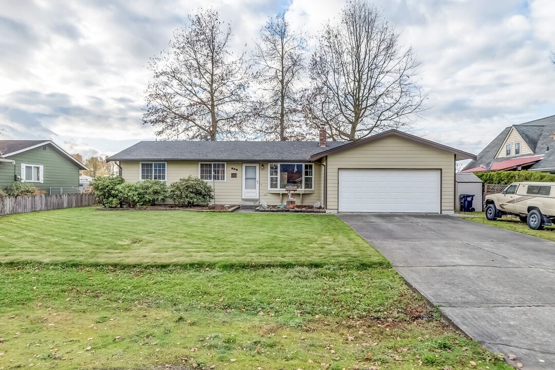 206 Blair Dr in Everson, WA - Building Photo