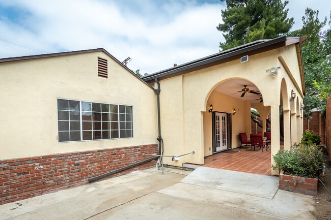 5617 Katherine Ave in Van Nuys, CA - Foto de edificio - Building Photo