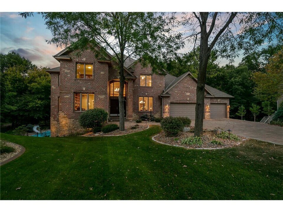 1504 Summit Oaks Ct in Burnsville, MN - Foto de edificio