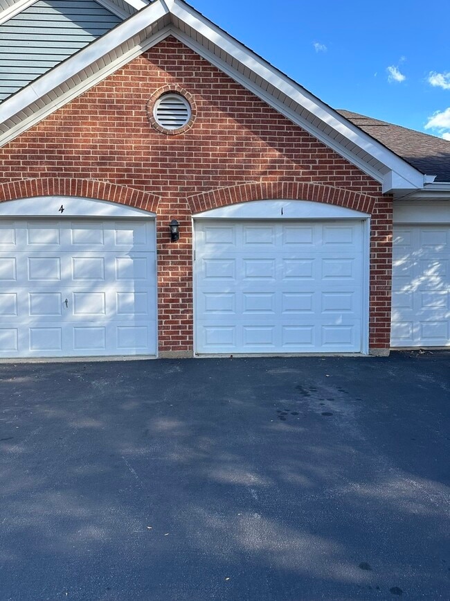 311 Sheffield Ct in Roselle, IL - Building Photo - Building Photo