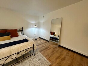 2002 Oak Creek Ct in Garland, TX - Foto de edificio - Building Photo