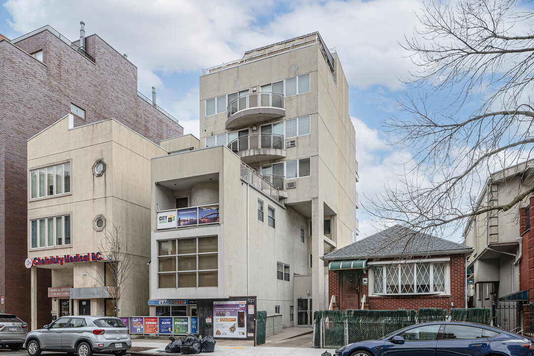 137 W End Ave in Brooklyn, NY - Foto de edificio