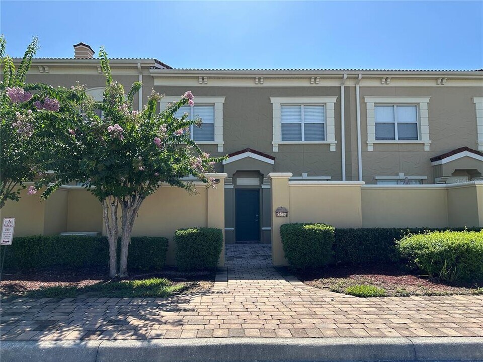 2562 Bella Vista Dr in Davenport, FL - Building Photo