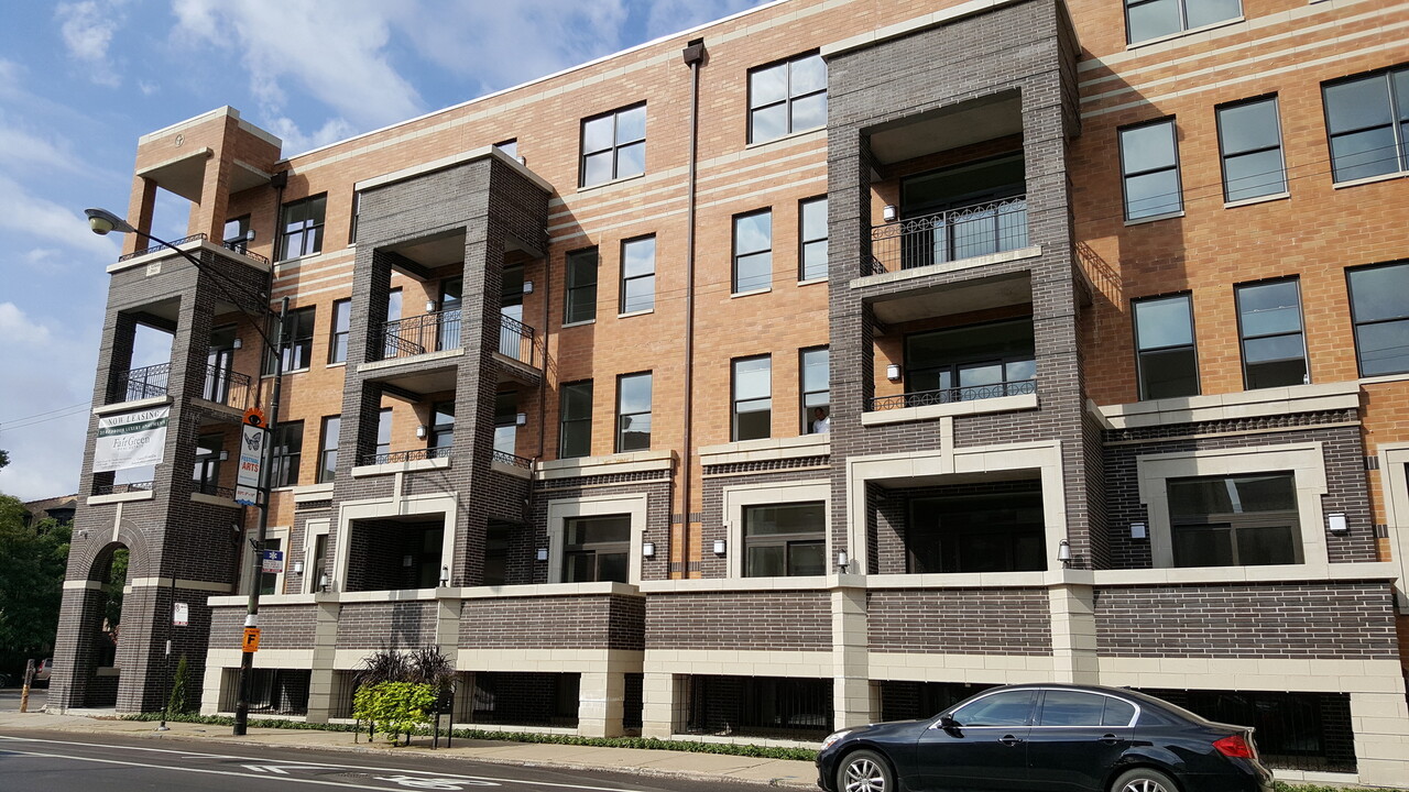 2950 N Halsted St, Unit 304 in Chicago, IL - Building Photo