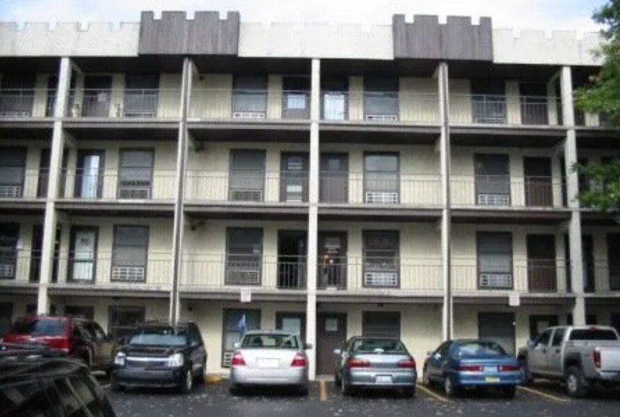 4012 DuPont Cir in St Matthews, KY - Building Photo