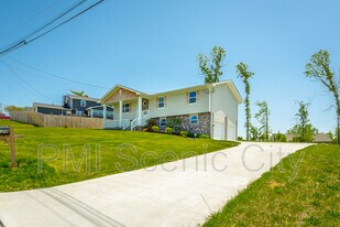 8128 Fallen Maple Dr in Chattanooga, TN - Building Photo