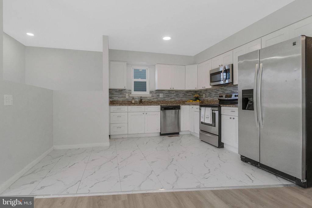 5004 Roanoke Pl in College Park, MD - Building Photo