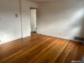 128 Laurel Ct in Plainville, CT - Building Photo - Building Photo