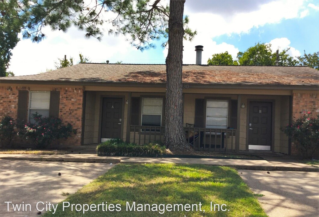 2430 Pecan Ridge Dr in Bryan, TX - Foto de edificio