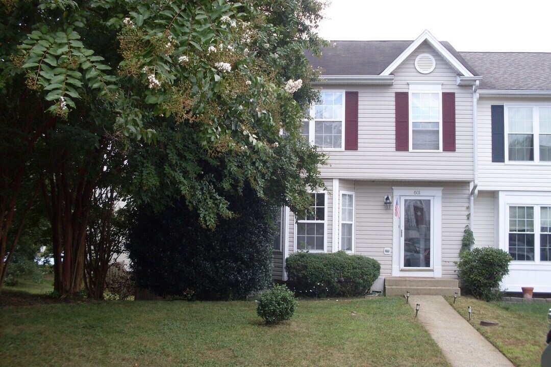 601 Hatchers Run Ct in Stafford, VA - Building Photo