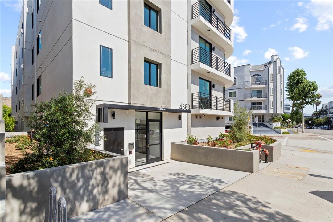 4383 Sepulveda Blvd in Los Angeles, CA - Foto de edificio