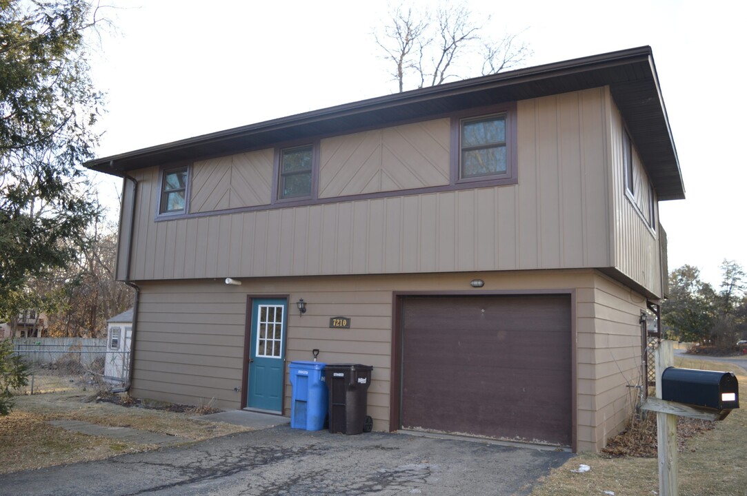 7210 Century Pl, Unit 7210 in Middleton, WI - Foto de edificio