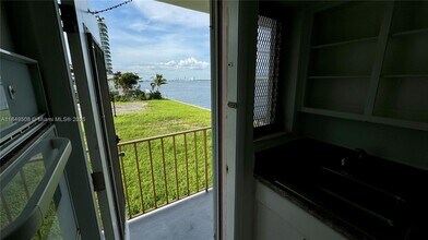 7921 East Dr in North Bay Village, FL - Building Photo - Building Photo