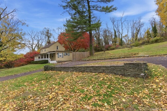 327 W Neck Rd in Lloyd Harbor, NY - Building Photo - Building Photo