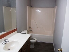 928 W Grove St, Unit 1 in Bloomington, IL - Foto de edificio - Building Photo