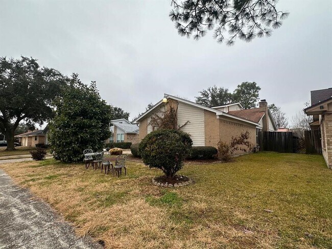 606 Pinebrook Ln in Baytown, TX - Building Photo - Building Photo