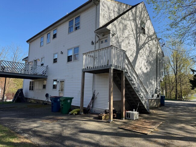 85 Center St, Unit 1 in Burlington, MA - Foto de edificio - Building Photo