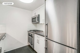 300 E 64th St in New York, NY - Building Photo - Building Photo