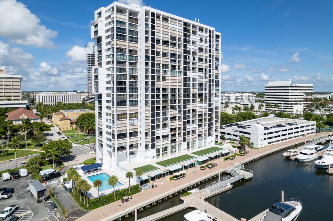 400 N Flagler Dr in West Palm Beach, FL - Building Photo