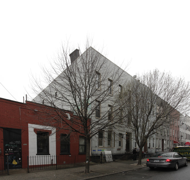 318 Troutman St in Brooklyn, NY - Foto de edificio