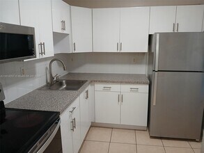 9460 Fontainebleau Blvd in Miami, FL - Building Photo - Building Photo