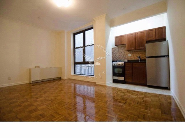 304 W 92nd St-Unit -STUDIO2 in New York, NY - Building Photo