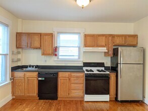 397 Washington St, Unit 2 in Somerville, MA - Foto de edificio - Building Photo