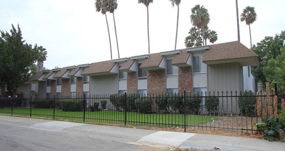 Riverhouse Apartments in Sacramento, CA - Building Photo - Building Photo