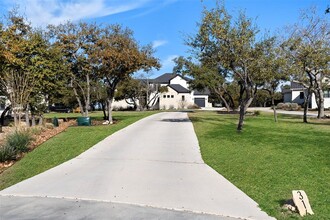 316 Stockman Dr in Dripping Springs, TX - Foto de edificio - Building Photo