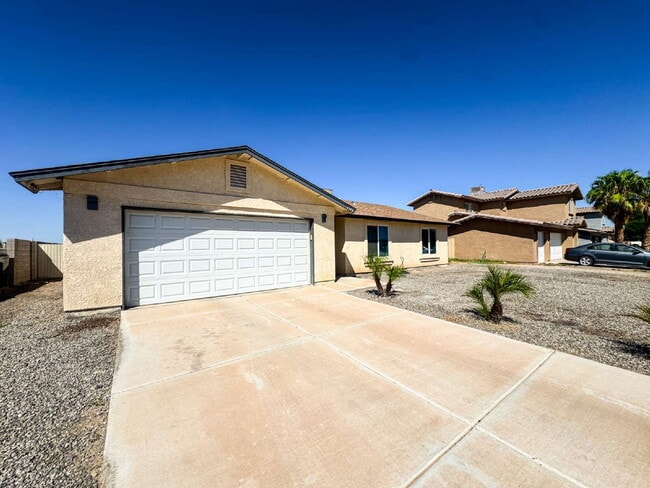 1377 S Fresno Ave in Somerton, AZ - Building Photo - Building Photo