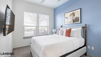 101 S Center St in Arlington, TX - Foto de edificio - Building Photo