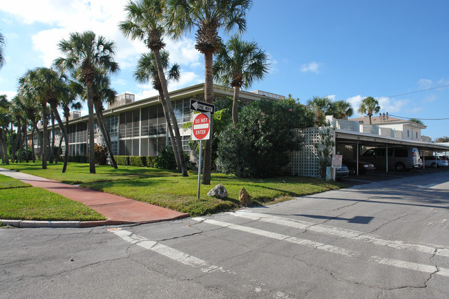 Kingston Arms Apartments in Sarasota, FL - Foto de edificio - Building Photo