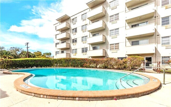 406 W Azeele St in Tampa, FL - Foto de edificio - Building Photo