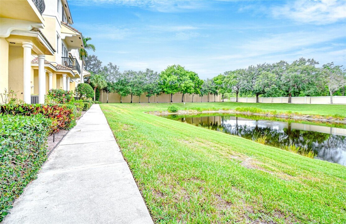 1061 NW 18th Ave in Boca Raton, FL - Building Photo