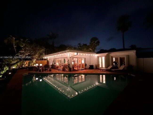 240 Greenwood Dr in Key Biscayne, FL - Building Photo - Building Photo