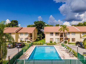 Coral Pine Villas in Coral Springs, FL - Building Photo - Building Photo