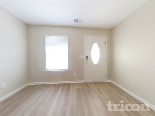 377 Longfellows Ln in Elgin, SC - Foto de edificio - Building Photo