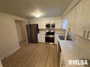 7414 N Parliament Pl in Peoria, IL - Building Photo - Building Photo