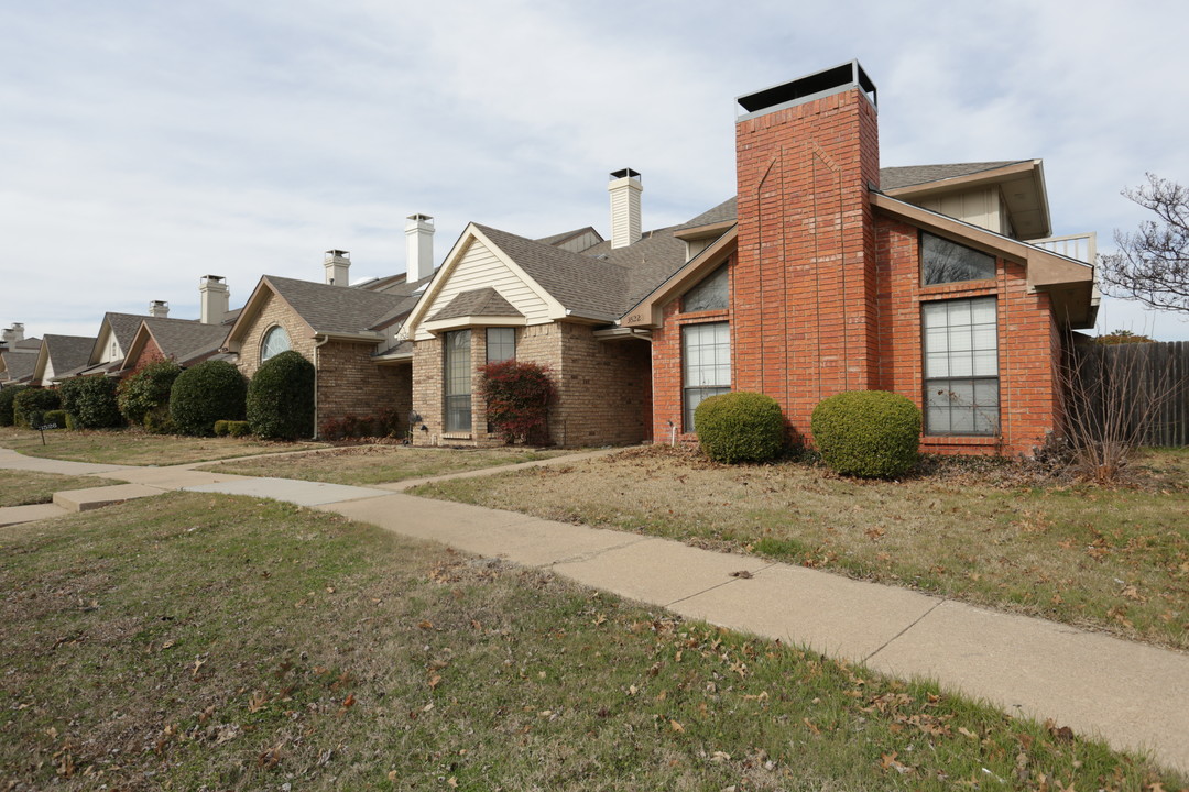 Hilltop Townhomes in Plano, TX - Building Photo