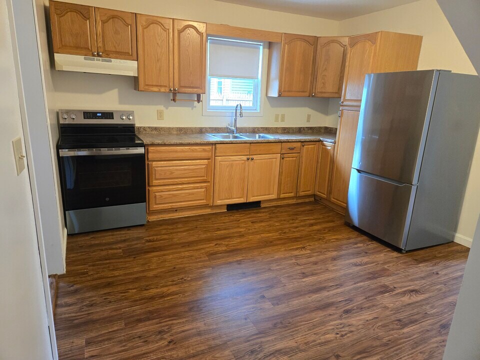 27 Lafayette St, Unit #2 in Rochester, NH - Foto de edificio