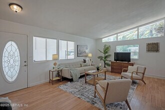 2565 Burlingame Dr W in Jacksonville, FL - Building Photo - Building Photo