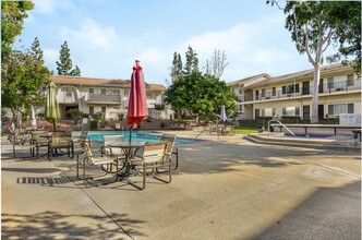 4545 Ramona Ave, Unit La Verne in La Verne, CA - Foto de edificio - Building Photo