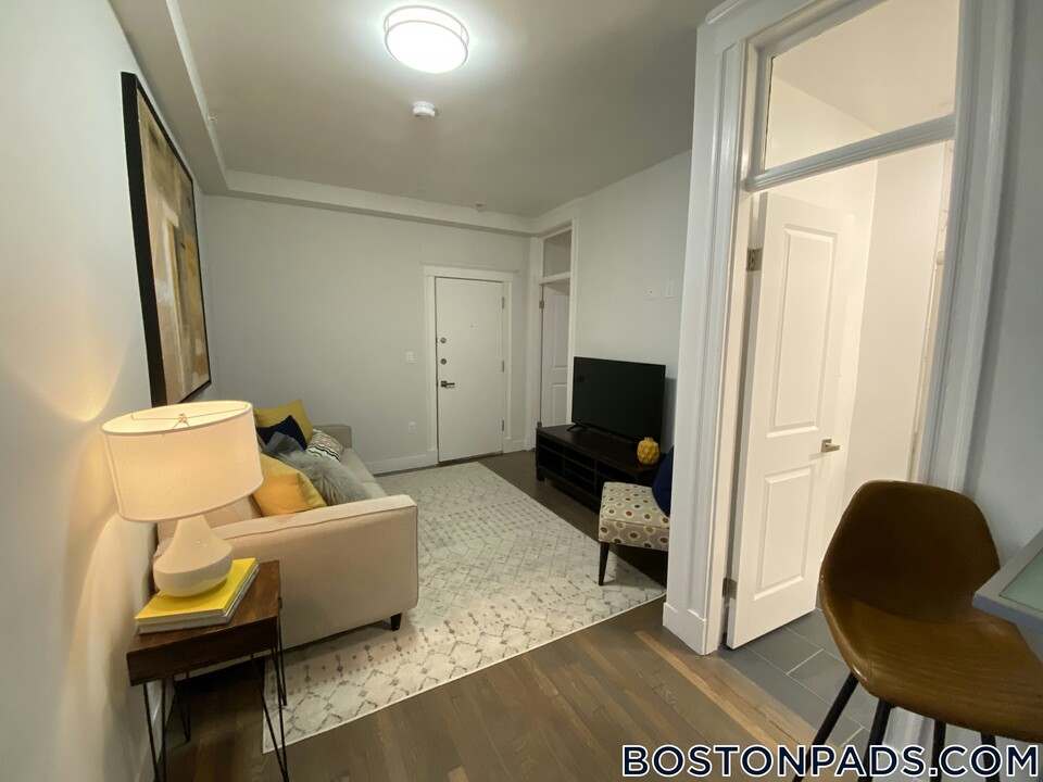 77 Park Dr in Boston, MA - Building Photo