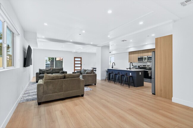 1359 W 35th Pl in Los Angeles, CA - Building Photo - Building Photo