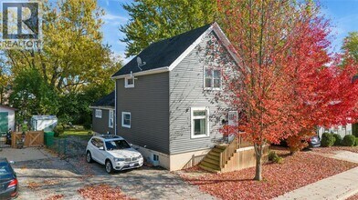 374 Kerby St in Petrolia, ON - Building Photo - Building Photo
