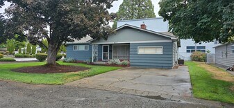 817 W Stanton St in Roseburg, OR - Building Photo