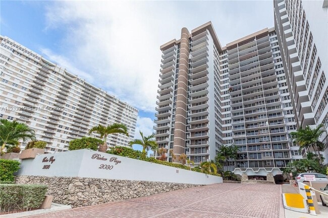 2030 S Ocean Dr, Unit 6 in Hallandale Beach, FL - Building Photo - Building Photo