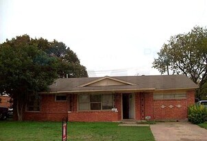 130 W Cherry Point Dr in Dallas, TX - Building Photo